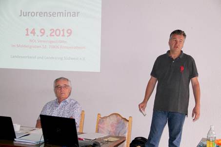 Ein Bild, das Person, Mann, Laptop, drinnen enth&auml;lt.  Automatisch generierte Beschreibung