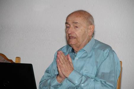 Ein Bild, das Wand, Person, Mann, drinnen enth&auml;lt.  Automatisch generierte Beschreibung