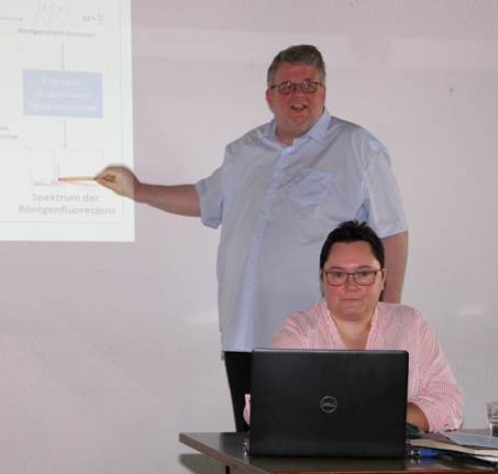 Ein Bild, das Wand, Person, Mann, drinnen enth&auml;lt.  Automatisch generierte Beschreibung