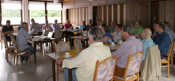 Ein Bild, das Person, drinnen, Tisch, Fenster enth&auml;lt.  Automatisch generierte Beschreibung